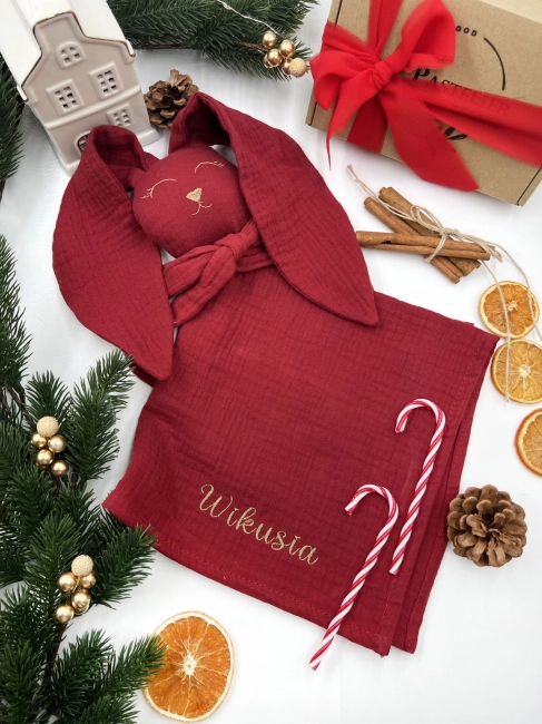 Personalizowana przytulanka Króliczek z muślinu, ozdobiona haftem z imieniem dziecka. Delikatny i wyjątkowy upominek dla maluszka, który dzięki personalizacji staje się piękną pamiątką narodzin, chrztu lub baby shower.