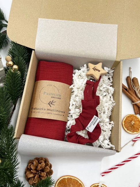 Personalizowana zawieszka do smoczka i pieluszka muślina to wyjątkowy zestaw dla niemowlęcia. Idealny prezent dla noworodka, wykonany z naturalnych materiałów. Idealny prezent na narodziny, baby shower lub chrzciny.