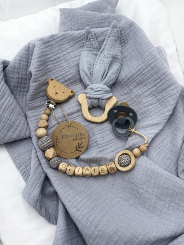Personalizowana zawieszka do smoczka i szeleszczące uszka z muślinu to wyjątkowy zestaw dla niemowlęcia. Idealny prezent dla noworodka, wykonany z naturalnych materiałów. Idealny prezent na narodziny, baby shower lub chrzciny.