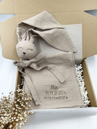Muślinowy króliczek z imieniem dziecka – personalizowana przytulanka dla niemowlaka i wyjątkowy prezent na narodziny, baby shower lub chrzciny. Miękki króliczek z personalizacją będzie piękną pamiątką na lata.