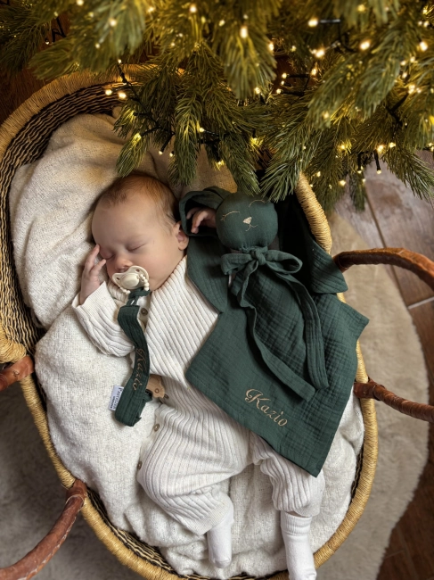 Personalizowana zawieszka do smoczka z haftowanym imieniem i drewnianym klipsem. Praktyczny dodatek do wyprawki niemowlęcej i wyjątkowy prezent dla noworodka.