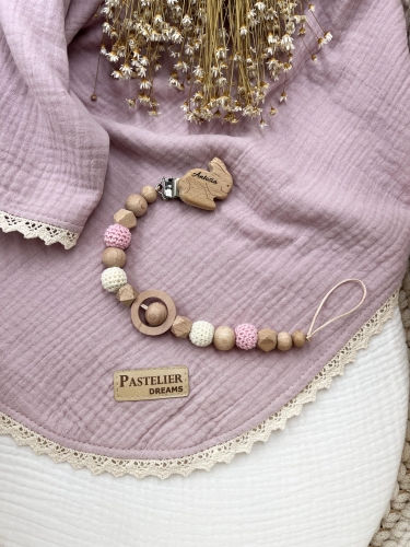 Personalizowana zawieszka do smoczka z drewnianych koralików i grawerowanym imieniem na drewnianym klipsie. Idealny prezent dla noworodka i niemowlęcia.