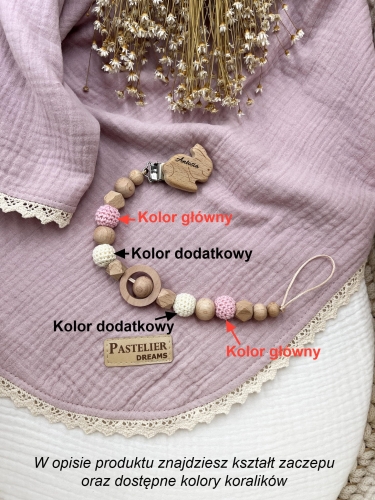 Personalizowana zawieszka do smoczka z drewnianych koralików i grawerowanym imieniem na drewnianym klipsie. Idealny prezent dla noworodka i niemowlęcia.