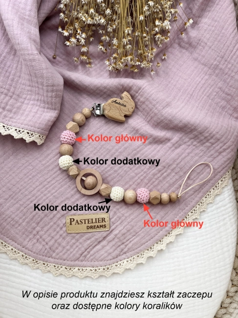 Personalizowana zawieszka do smoczka z drewnianych koralików i grawerowanym imieniem na drewnianym klipsie. Idealny prezent dla noworodka i niemowlęcia.