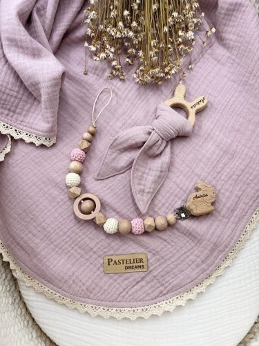 Personalizowana zawieszka do smoczka i szeleszczące uszka z muślinu to wyjątkowy zestaw dla niemowlęcia. Idealny prezent dla noworodka, wykonany z naturalnych materiałów. Idealny prezent na narodziny, baby shower lub chrzciny.
