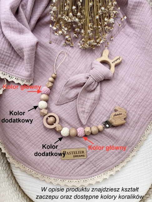 Personalizowana zawieszka do smoczka i szeleszczące uszka z muślinu to wyjątkowy zestaw dla niemowlęcia. Idealny prezent dla noworodka, wykonany z naturalnych materiałów. Idealny prezent na narodziny, baby shower lub chrzciny.