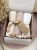 Zestaw prezentowy dla noworodka z pieluszkami muślinowymi i personalizowaną zawieszką do smoczka. Idealny prezent na narodziny dziecka i baby shower.