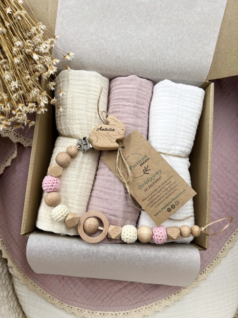 Zestaw prezentowy dla noworodka z pieluszkami muślinowymi i personalizowaną zawieszką do smoczka. Idealny prezent na narodziny dziecka i baby shower.