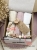 Zestaw prezentowy dla noworodka z pieluszkami muślinowymi i personalizowaną zawieszką do smoczka. Idealny prezent na narodziny dziecka i baby shower.