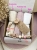 Zestaw prezentowy dla noworodka z pieluszkami muślinowymi i personalizowaną zawieszką do smoczka. Idealny prezent na narodziny dziecka i baby shower.