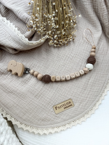 Personalizowana drewniana zawieszka do smoczka z koralików. Naturalne materiały, możliwość dodania imienia dziecka. Idealny prezent dla noworodka i niemowlęcia.
