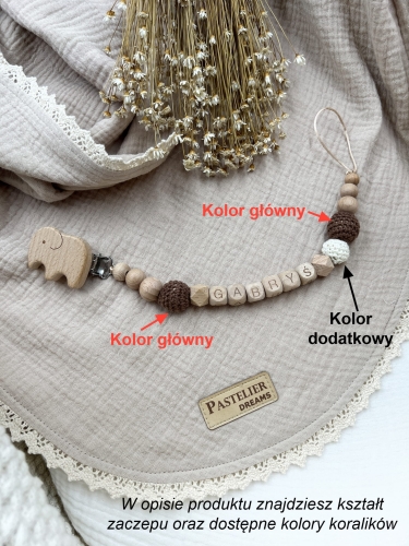 Personalizowana drewniana zawieszka do smoczka z koralików. Naturalne materiały, możliwość dodania imienia dziecka. Idealny prezent dla noworodka i niemowlęcia.