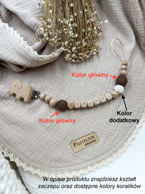 Personalizowana drewniana zawieszka do smoczka z koralików. Naturalne materiały, możliwość dodania imienia dziecka. Idealny prezent dla noworodka i niemowlęcia.