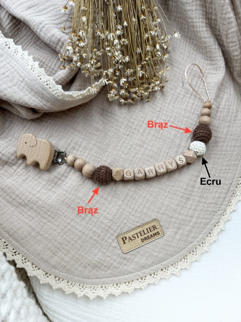 Personalizowana drewniana zawieszka do smoczka z koralików. Naturalne materiały, możliwość dodania imienia dziecka. Idealny prezent dla noworodka i niemowlęcia.