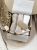 Zestaw prezentowy dla noworodka z pieluszkami muślinowymi i personalizowaną zawieszką do smoczka. Idealny prezent na narodziny dziecka i baby shower.