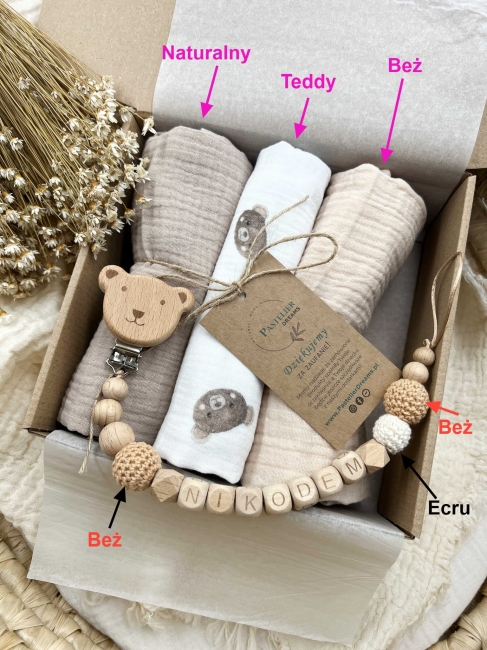 Zestaw prezentowy dla noworodka z pieluszkami muślinowymi i personalizowaną zawieszką do smoczka. Idealny prezent na narodziny dziecka i baby shower.