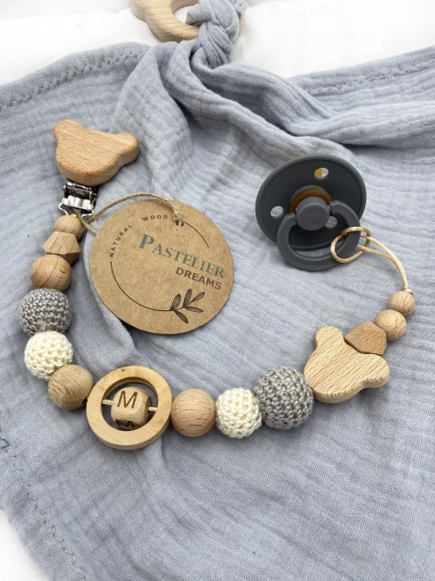 Personalizowana drewniana zawieszka do smoczka z koralików. Naturalne materiały, możliwość dodania imienia dziecka. Idealny prezent dla noworodka i niemowlęcia.
