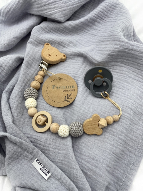 Personalizowana drewniana zawieszka do smoczka z koralików. Naturalne materiały, możliwość dodania imienia dziecka. Idealny prezent dla noworodka i niemowlęcia.