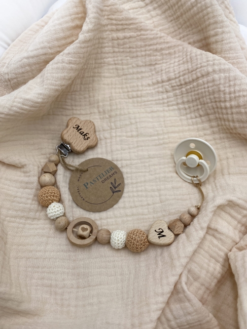 Personalizowana zawieszka do smoczka z drewnianych koralików i grawerowanym imieniem na drewnianym klipsie. Idealny prezent dla noworodka i niemowlęcia.