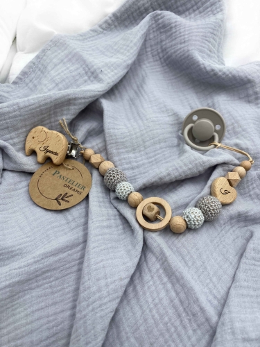 Personalizowana zawieszka do smoczka z drewnianych koralików i grawerowanym imieniem na drewnianym klipsie. Idealny prezent dla noworodka i niemowlęcia.