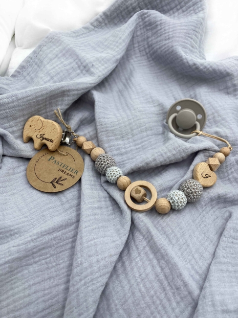 Personalizowana zawieszka do smoczka z drewnianych koralików i grawerowanym imieniem na drewnianym klipsie. Idealny prezent dla noworodka i niemowlęcia.