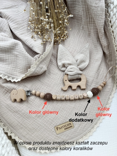 Personalizowana zawieszka do smoczka i szeleszczące uszka z muślinu to wyjątkowy zestaw dla niemowlęcia. Idealny prezent dla noworodka, wykonany z naturalnych materiałów. Idealny prezent na narodziny, baby shower lub chrzciny.