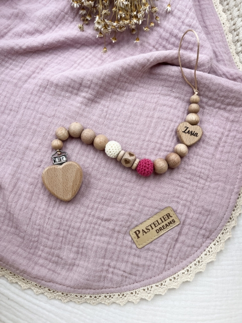 Personalizowana zawieszka do smoczka z drewnianych koralików i grawerowanym imieniem na drewnianym klipsie. Idealny prezent dla noworodka i niemowlęcia.