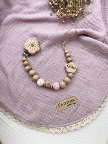 Personalizowana zawieszka do smoczka z drewnianych koralików i grawerowanym imieniem na drewnianym klipsie. Idealny prezent dla noworodka i niemowlęcia.