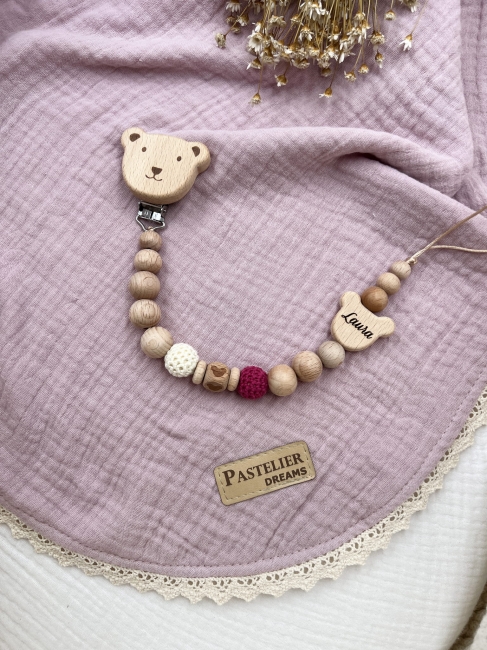 Personalizowana zawieszka do smoczka z drewnianych koralików i grawerowanym imieniem na drewnianym klipsie. Idealny prezent dla noworodka i niemowlęcia.