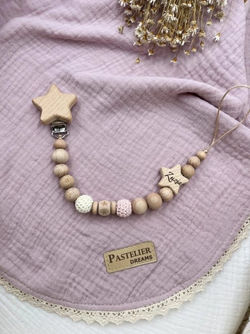 Personalizowana zawieszka do smoczka z drewnianych koralików i grawerowanym imieniem na drewnianym klipsie. Idealny prezent dla noworodka i niemowlęcia.