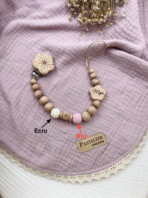 Personalizowana zawieszka do smoczka z drewnianych koralików i grawerowanym imieniem na drewnianym klipsie. Idealny prezent dla noworodka i niemowlęcia.