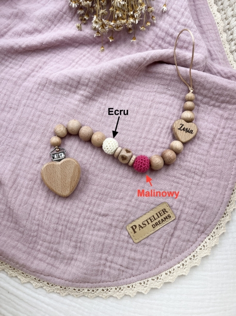 Personalizowana zawieszka do smoczka z drewnianych koralików i grawerowanym imieniem na drewnianym klipsie. Idealny prezent dla noworodka i niemowlęcia.