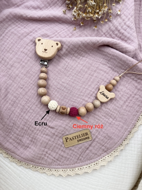 Personalizowana zawieszka do smoczka z drewnianych koralików i grawerowanym imieniem na drewnianym klipsie. Idealny prezent dla noworodka i niemowlęcia.