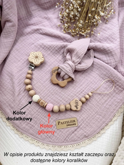 Personalizowana zawieszka do smoczka i szeleszczące uszka z muślinu to wyjątkowy zestaw dla niemowlęcia. Idealny prezent dla noworodka, wykonany z naturalnych materiałów. Idealny prezent na narodziny, baby shower lub chrzciny.