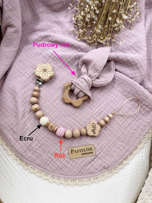 Personalizowana zawieszka do smoczka i szeleszczące uszka z muślinu to wyjątkowy zestaw dla niemowlęcia. Idealny prezent dla noworodka, wykonany z naturalnych materiałów. Idealny prezent na narodziny, baby shower lub chrzciny.
