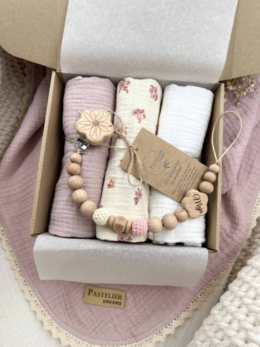Zestaw prezentowy dla noworodka z pieluszkami muślinowymi i personalizowaną zawieszką do smoczka. Idealny prezent na narodziny dziecka i baby shower.