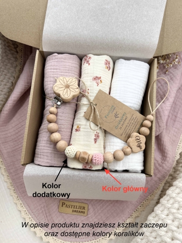 Zestaw prezentowy dla noworodka z pieluszkami muślinowymi i personalizowaną zawieszką do smoczka. Idealny prezent na narodziny dziecka i baby shower.