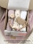 Zestaw prezentowy dla noworodka z pieluszkami muślinowymi i personalizowaną zawieszką do smoczka. Idealny prezent na narodziny dziecka i baby shower.