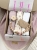 Zestaw prezentowy dla noworodka z pieluszkami muślinowymi i personalizowaną zawieszką do smoczka. Idealny prezent na narodziny dziecka i baby shower.