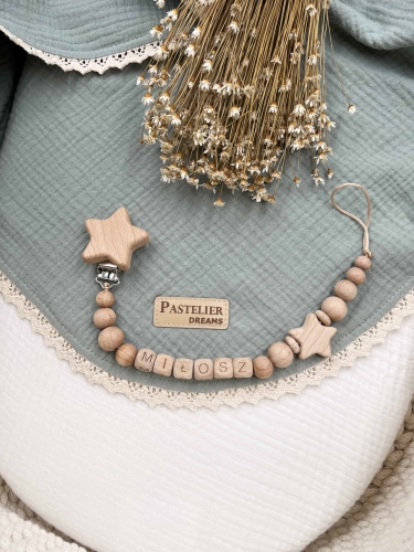 Personalizowana drewniana zawieszka do smoczka z koralików. Naturalne materiały, możliwość dodania imienia dziecka. Idealny prezent dla noworodka i niemowlęcia.