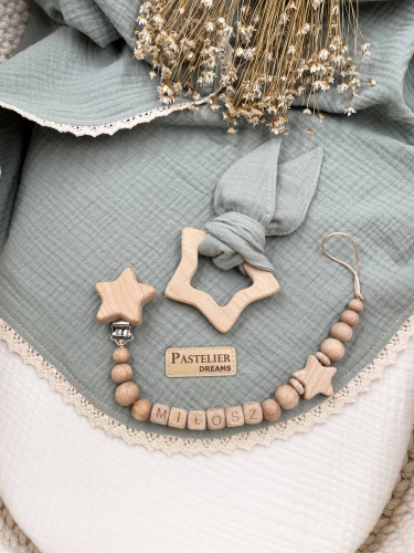 Personalizowana zawieszka do smoczka i szeleszczące uszka z muślinu to wyjątkowy zestaw dla niemowlęcia. Idealny prezent dla noworodka, wykonany z naturalnych materiałów. Idealny prezent na narodziny, baby shower lub chrzciny.