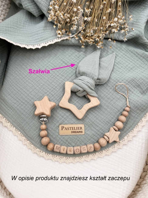 Personalizowana zawieszka do smoczka i szeleszczące uszka z muślinu to wyjątkowy zestaw dla niemowlęcia. Idealny prezent dla noworodka, wykonany z naturalnych materiałów. Idealny prezent na narodziny, baby shower lub chrzciny.