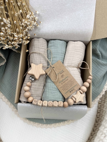 Zestaw prezentowy dla noworodka z pieluszkami muślinowymi i personalizowaną zawieszką do smoczka. Idealny prezent na narodziny dziecka i baby shower.