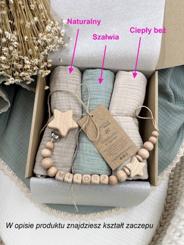 Zestaw prezentowy dla noworodka z pieluszkami muślinowymi i personalizowaną zawieszką do smoczka. Idealny prezent na narodziny dziecka i baby shower.