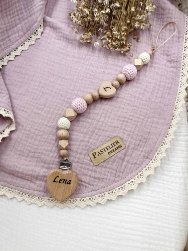 Personalizowana zawieszka do smoczka z drewnianych koralików i grawerowanym imieniem na drewnianym klipsie. Idealny prezent dla noworodka i niemowlęcia.