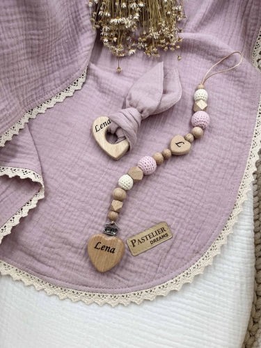 Personalizowana zawieszka do smoczka i szeleszczące uszka z muślinu to wyjątkowy zestaw dla niemowlęcia. Idealny prezent dla noworodka, wykonany z naturalnych materiałów. Idealny prezent na narodziny, baby shower lub chrzciny.