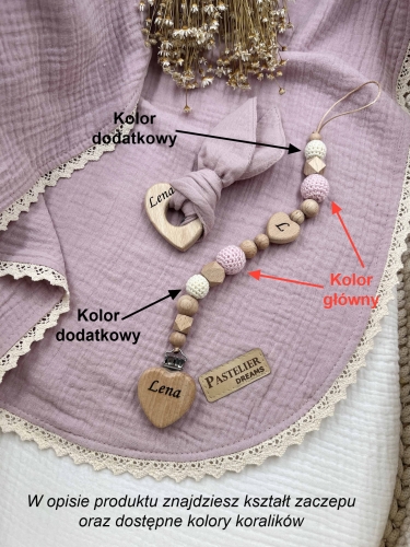 Personalizowana zawieszka do smoczka i szeleszczące uszka z muślinu to wyjątkowy zestaw dla niemowlęcia. Idealny prezent dla noworodka, wykonany z naturalnych materiałów. Idealny prezent na narodziny, baby shower lub chrzciny.