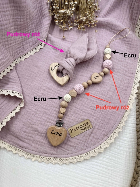 Personalizowana zawieszka do smoczka i szeleszczące uszka z muślinu to wyjątkowy zestaw dla niemowlęcia. Idealny prezent dla noworodka, wykonany z naturalnych materiałów. Idealny prezent na narodziny, baby shower lub chrzciny.