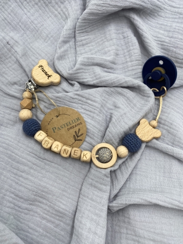 Personalizowana zawieszka do smoczka z drewnianych koralików i grawerowanym imieniem na drewnianym klipsie. Idealny prezent dla noworodka i niemowlęcia.