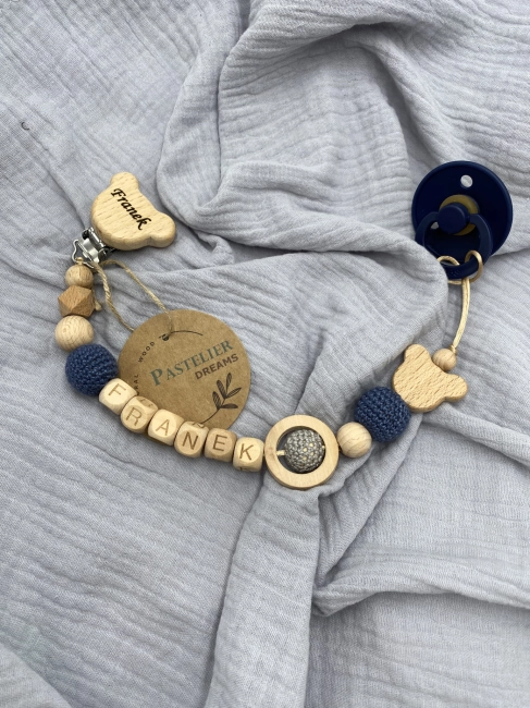 Personalizowana zawieszka do smoczka z drewnianych koralików i grawerowanym imieniem na drewnianym klipsie. Idealny prezent dla noworodka i niemowlęcia.